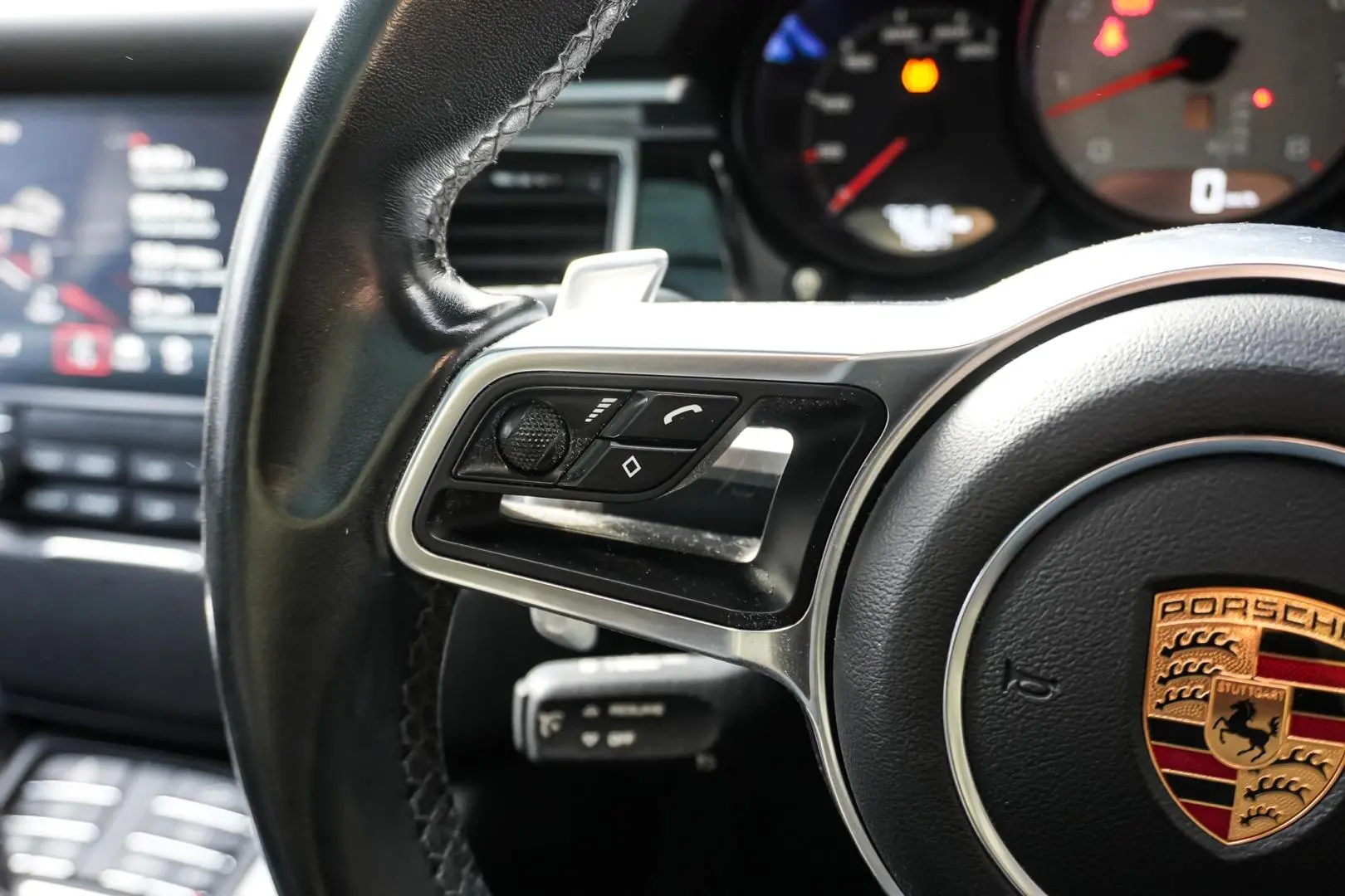 2018 Porsche Macan Gallery Image 18