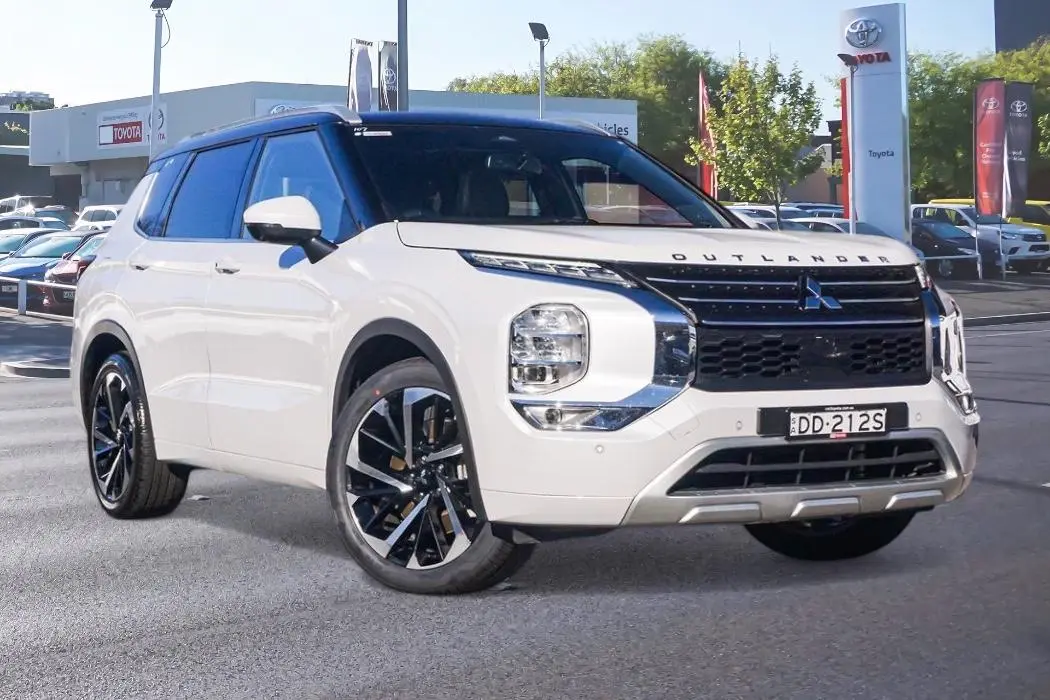 2022 Mitsubishi Outlander Gallery Image 1