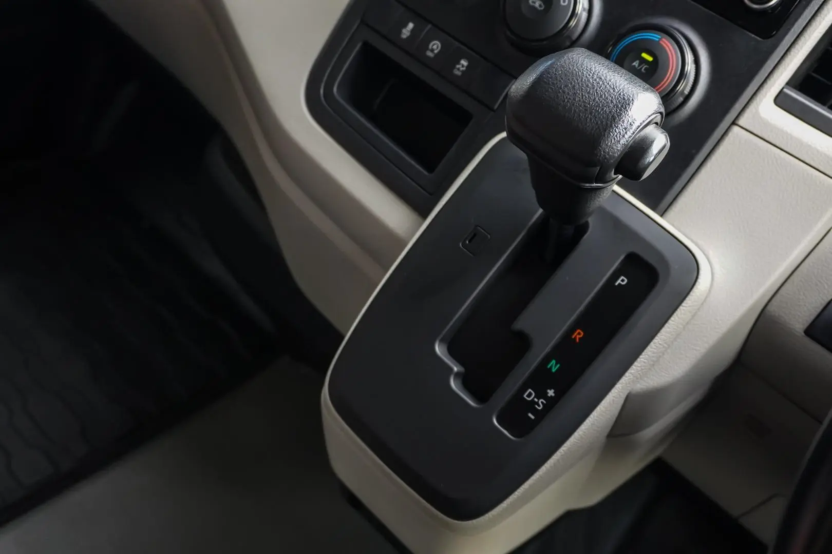 2019 Toyota Hiace Gallery Image 17