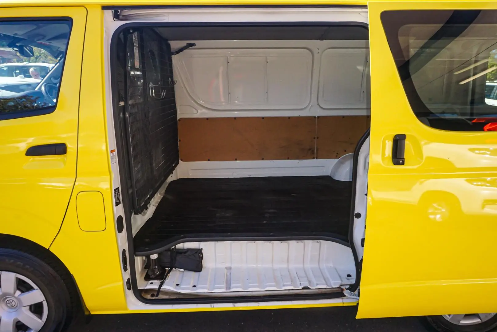 2016 Toyota Hiace Gallery Image 7