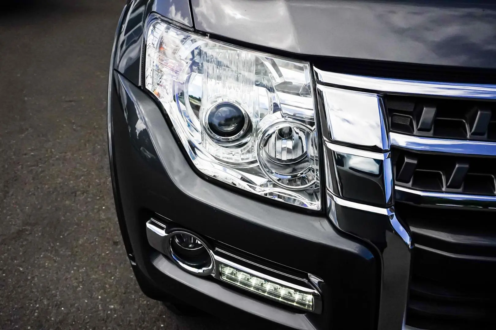 2015 Mitsubishi Pajero Gallery Image 12