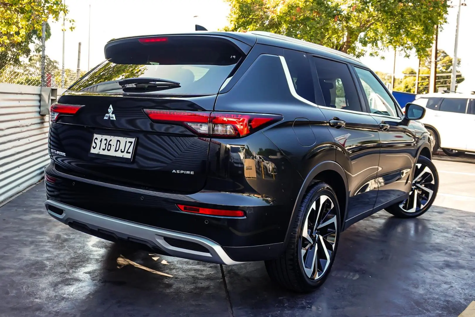 2024 Mitsubishi Outlander Gallery Image 3