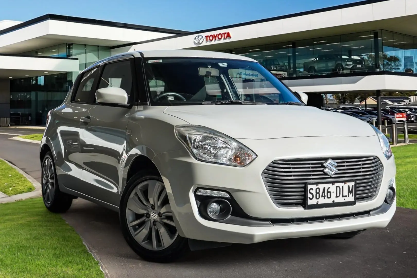 2020 Suzuki Swift Gallery Image 1