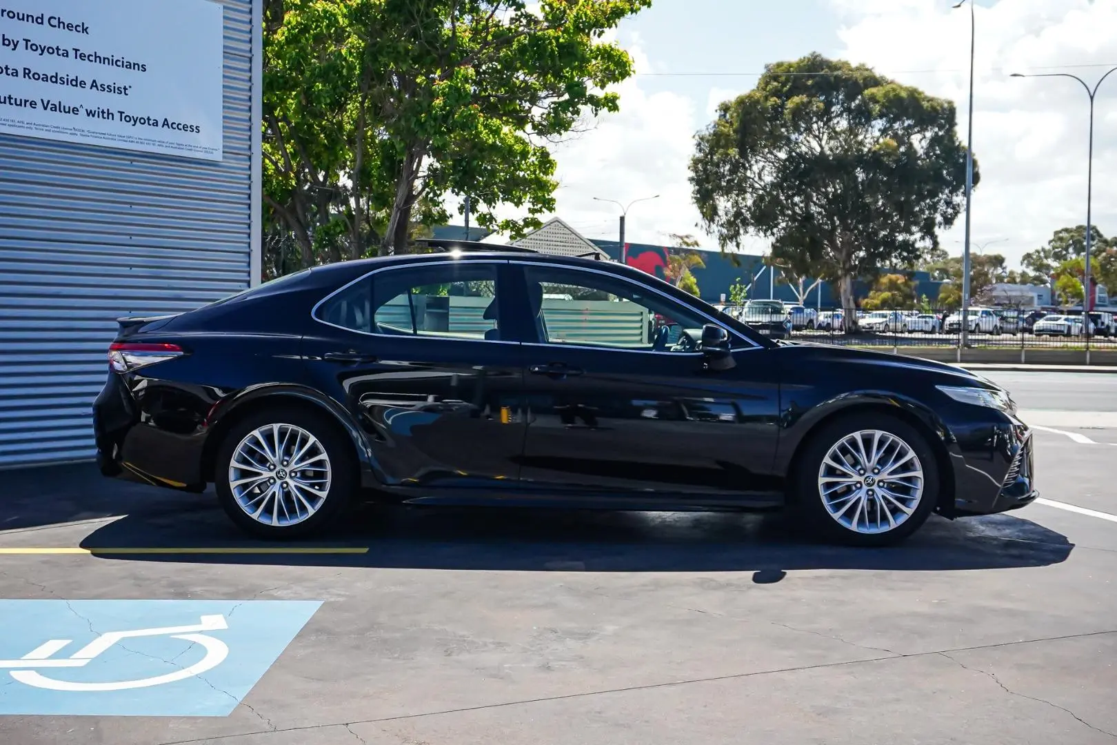 2019 Toyota Camry Gallery Image 4