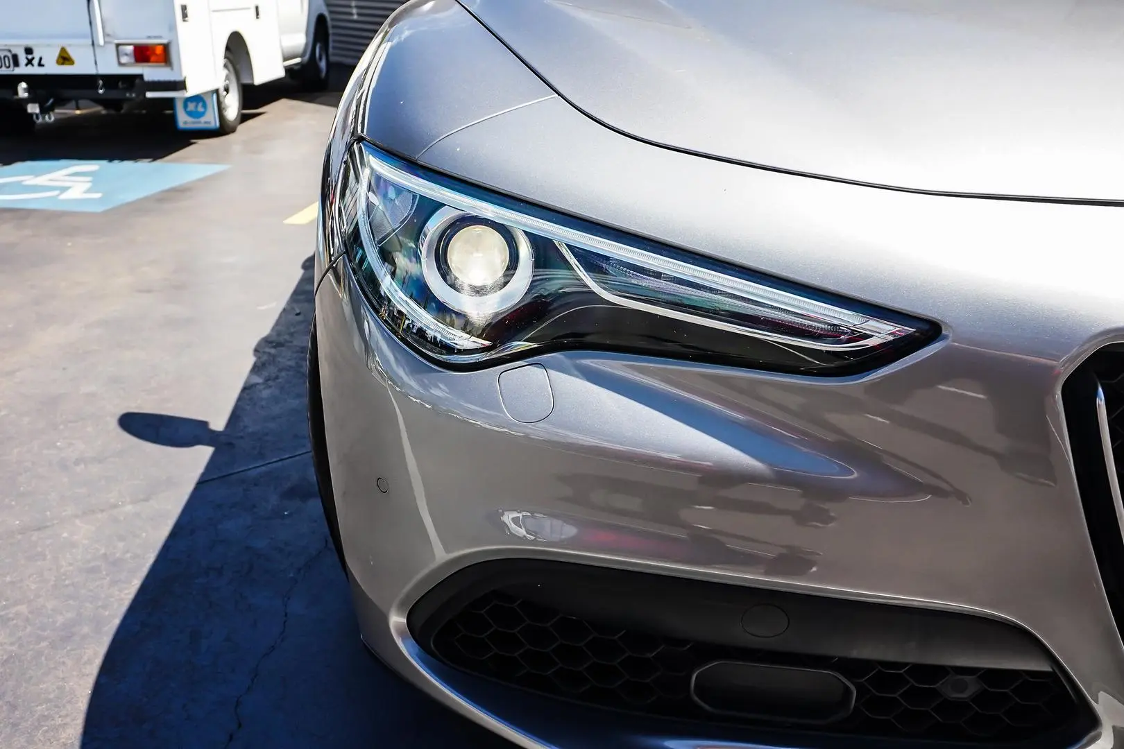 2018 Alfa Romeo Stelvio Gallery Image 13