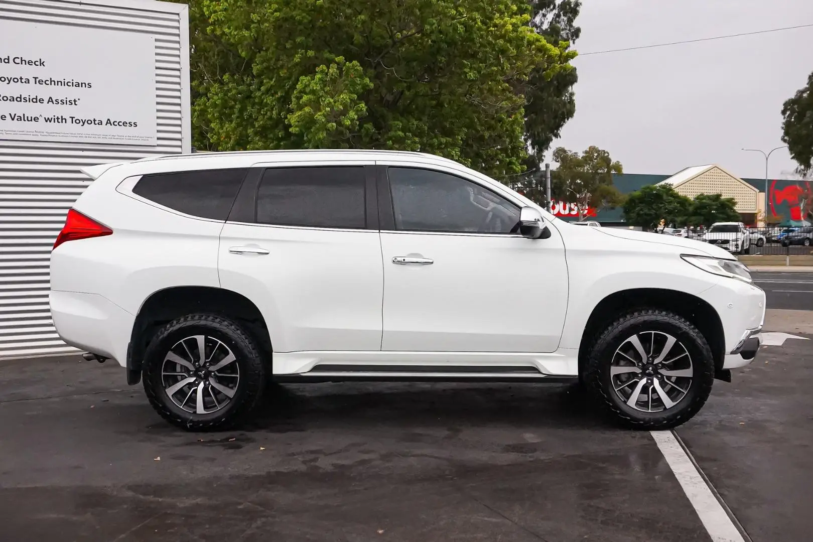 2018 Mitsubishi Pajero Sport Gallery Image 4