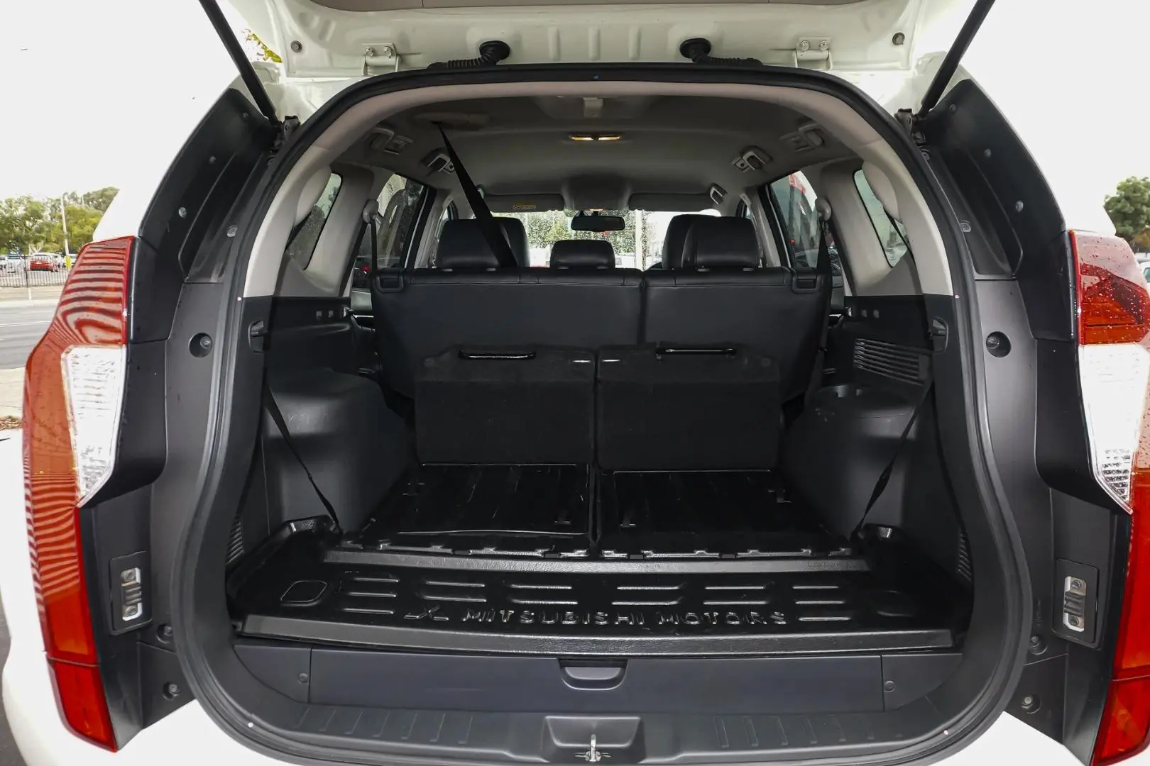 2018 Mitsubishi Pajero Sport Gallery Image 10