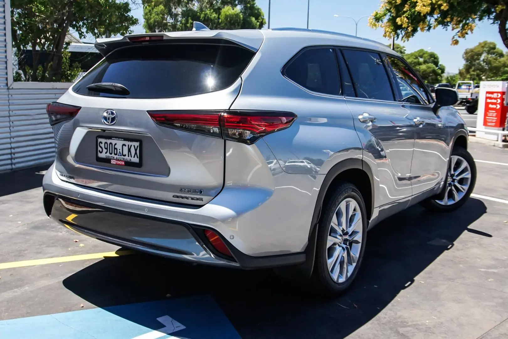 2021 Toyota Kluger Gallery Image 2