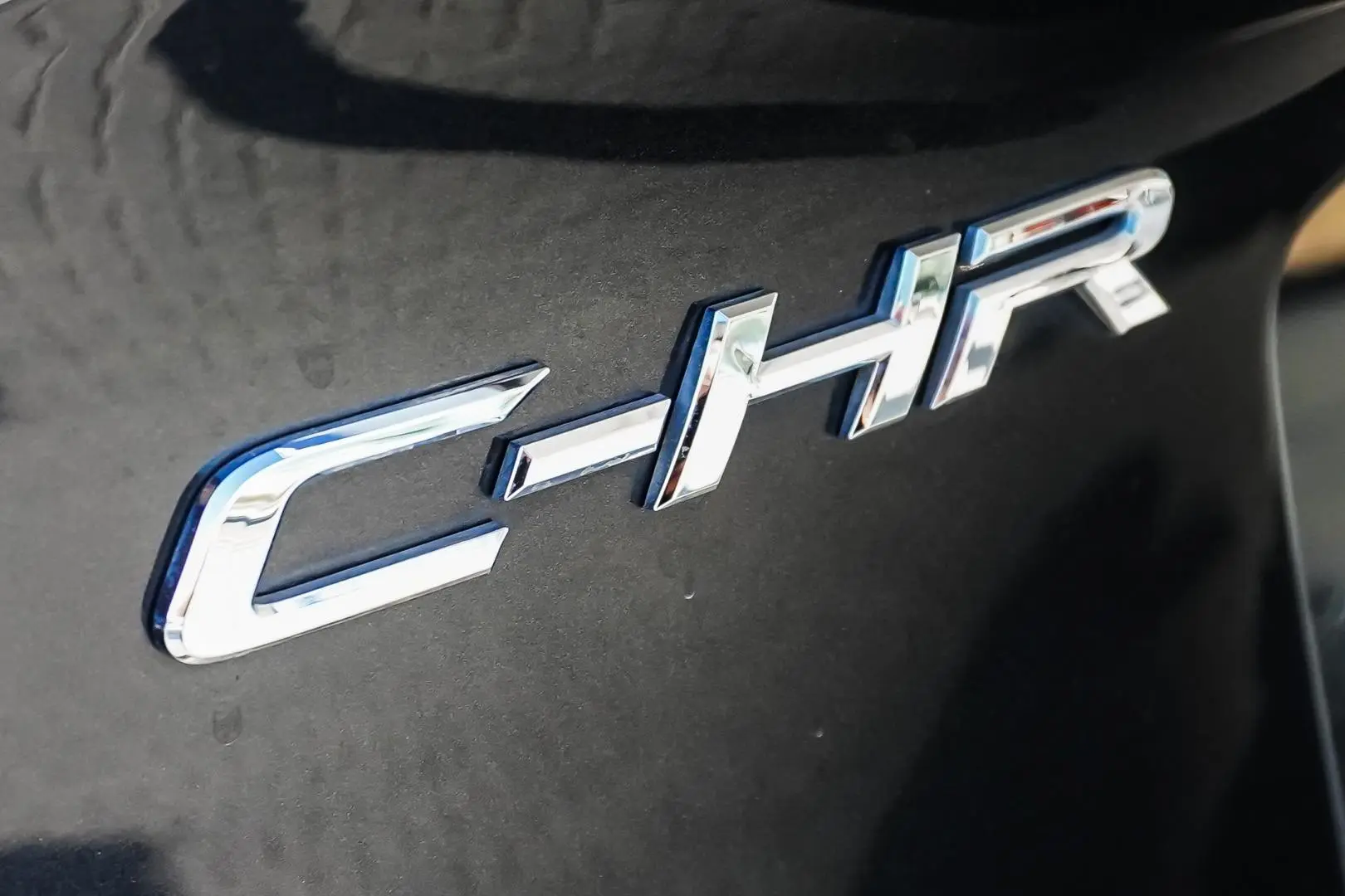 2017 Toyota C-HR Gallery Image 15