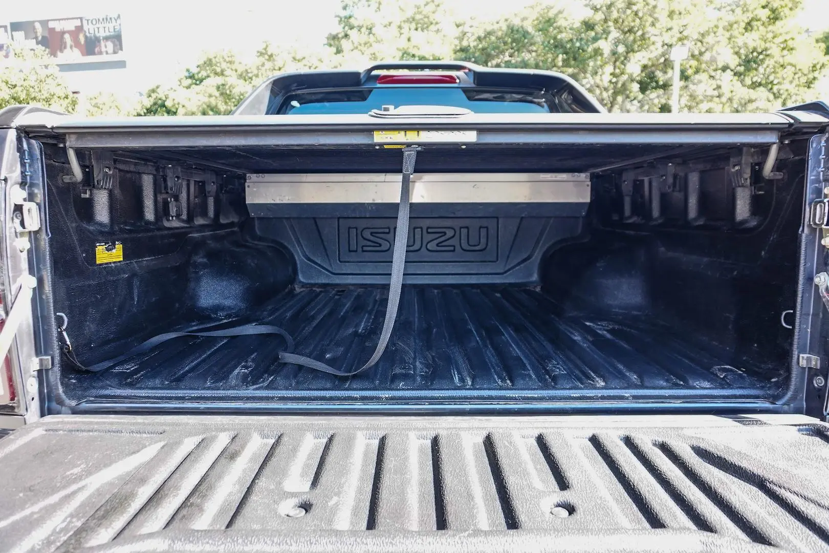 2021 Isuzu D-MAX Gallery Image 9