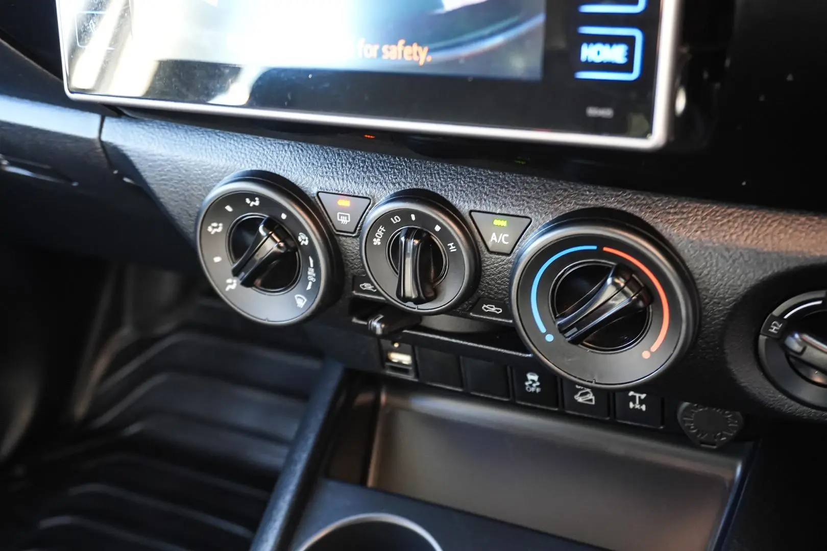 2019 Toyota Hilux Gallery Image 24