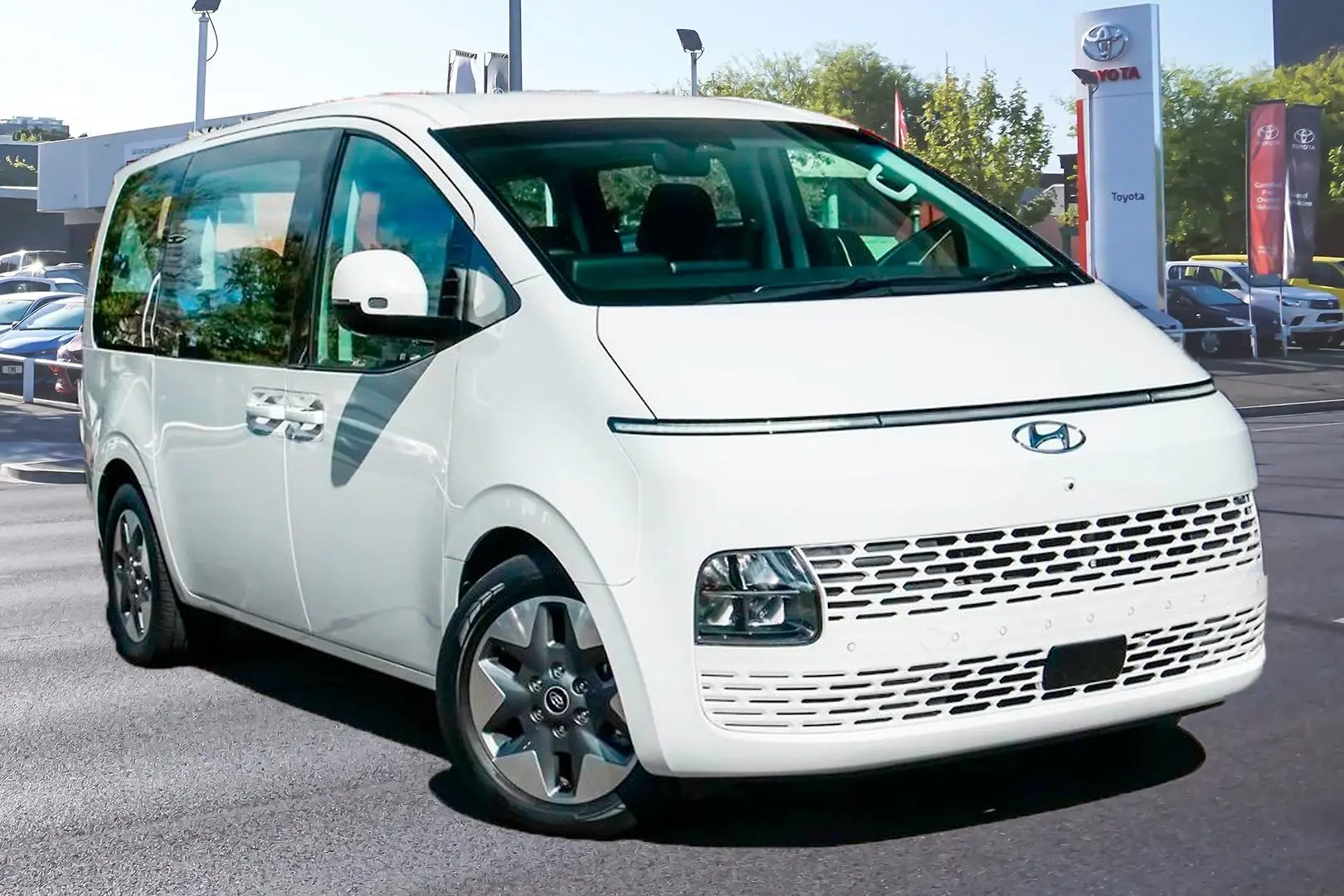 2022 Hyundai STARIA Gallery Image 1