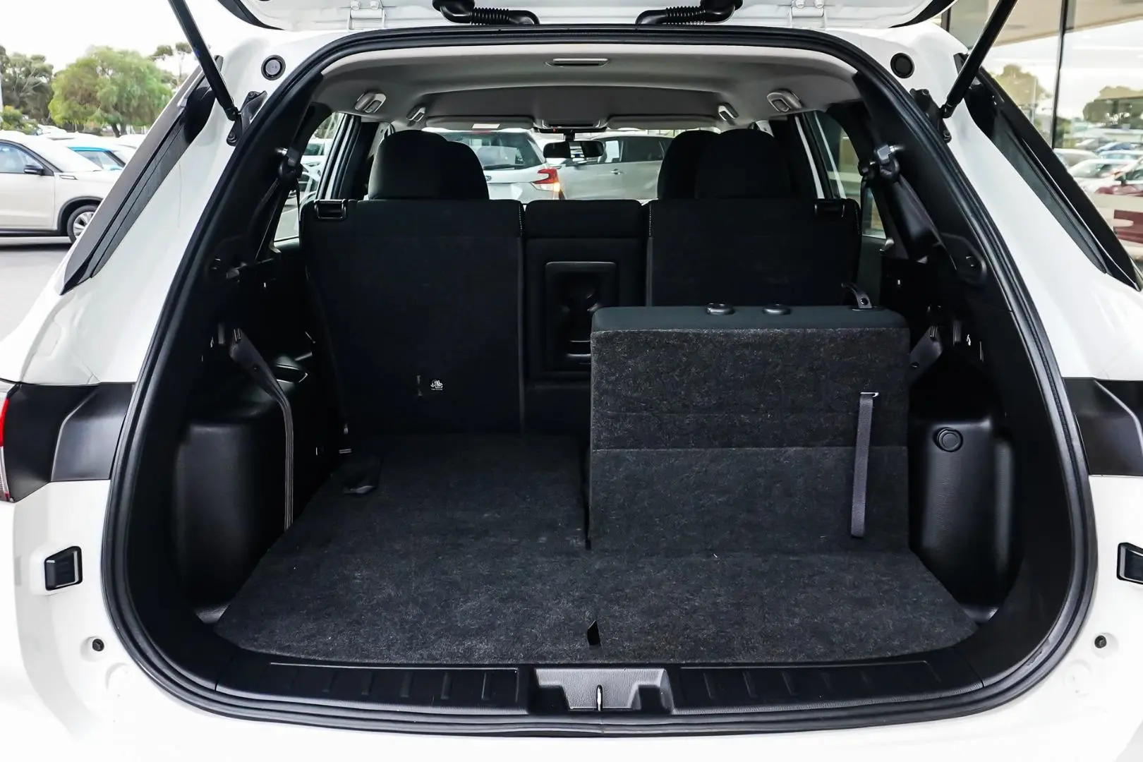 2023 Mitsubishi Outlander Gallery Image 11