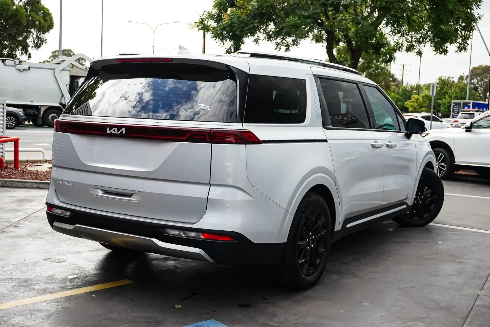 2021 Kia Carnival Gallery Image 3