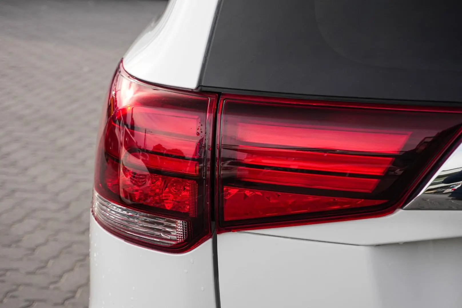 2020 Mitsubishi Outlander Gallery Image 14