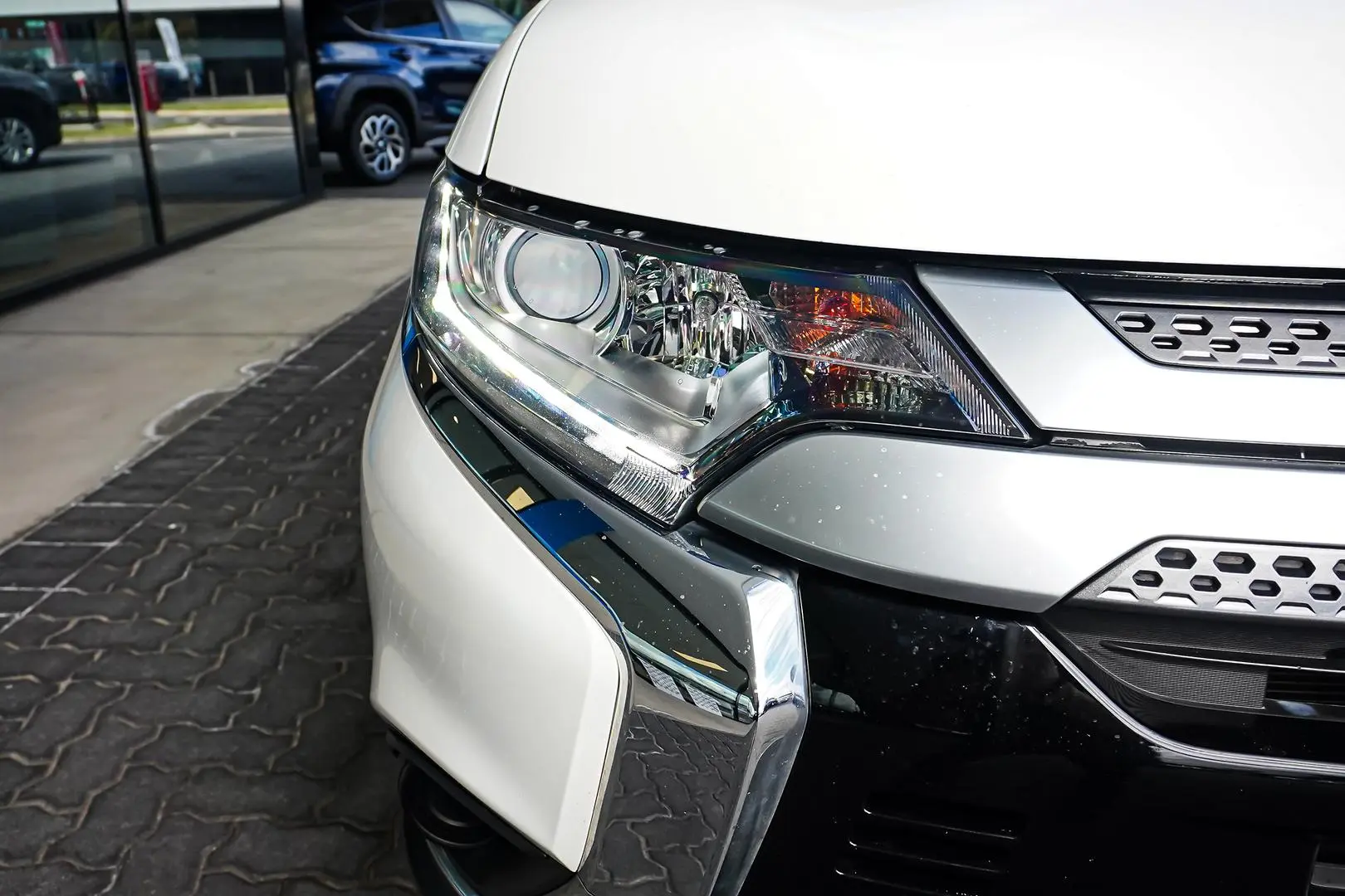 2020 Mitsubishi Outlander Gallery Image 12