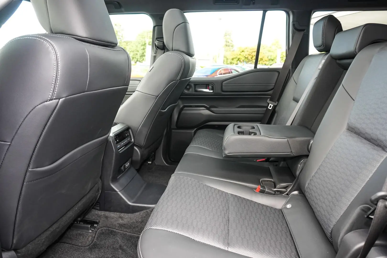 2025 Toyota Landcruiser Prado Gallery Image 8