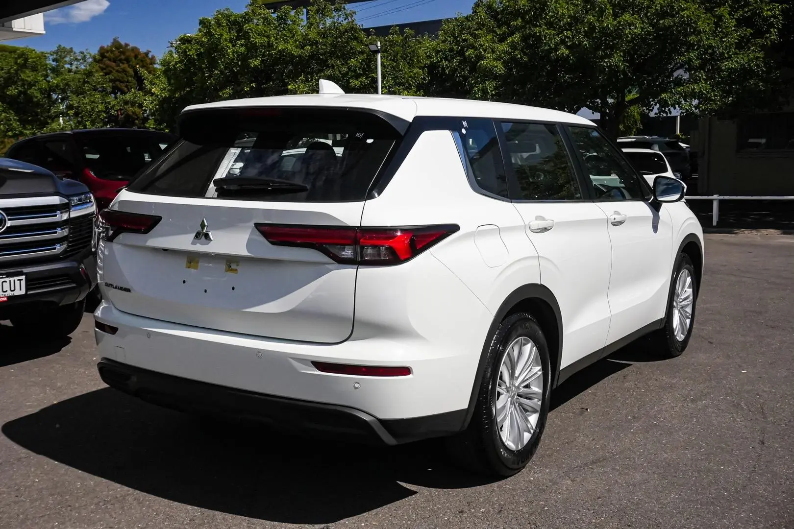 2023 Mitsubishi Outlander Gallery Image 3