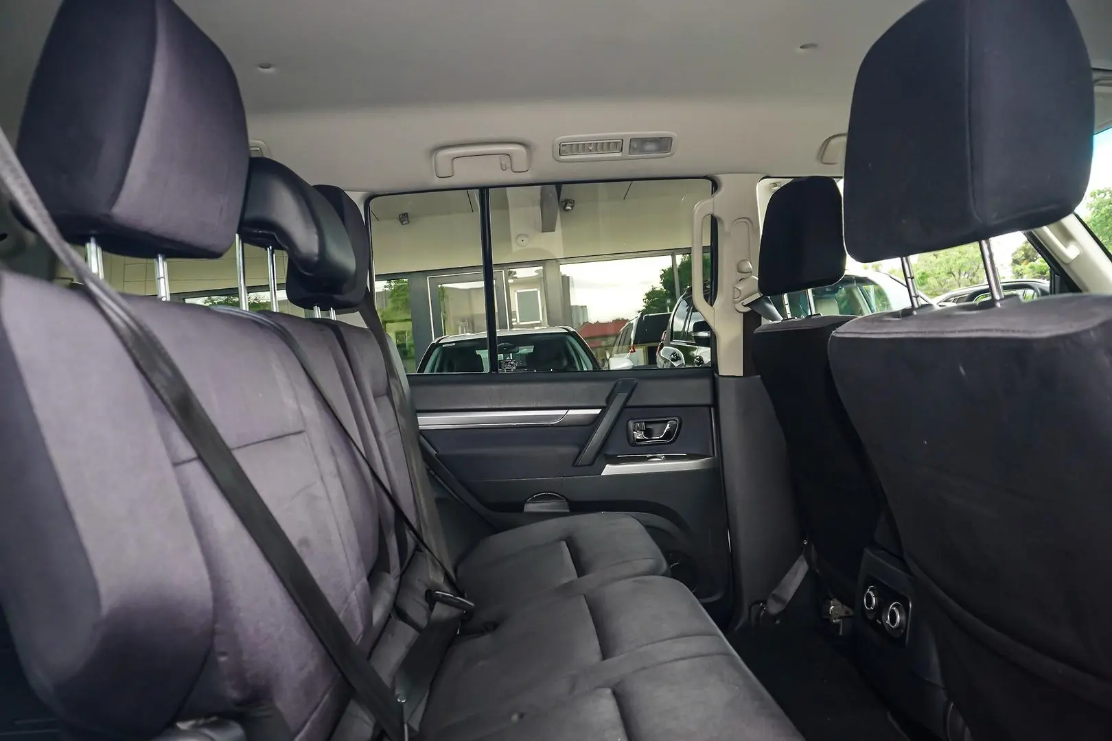 2015 Mitsubishi Pajero Gallery Image 8
