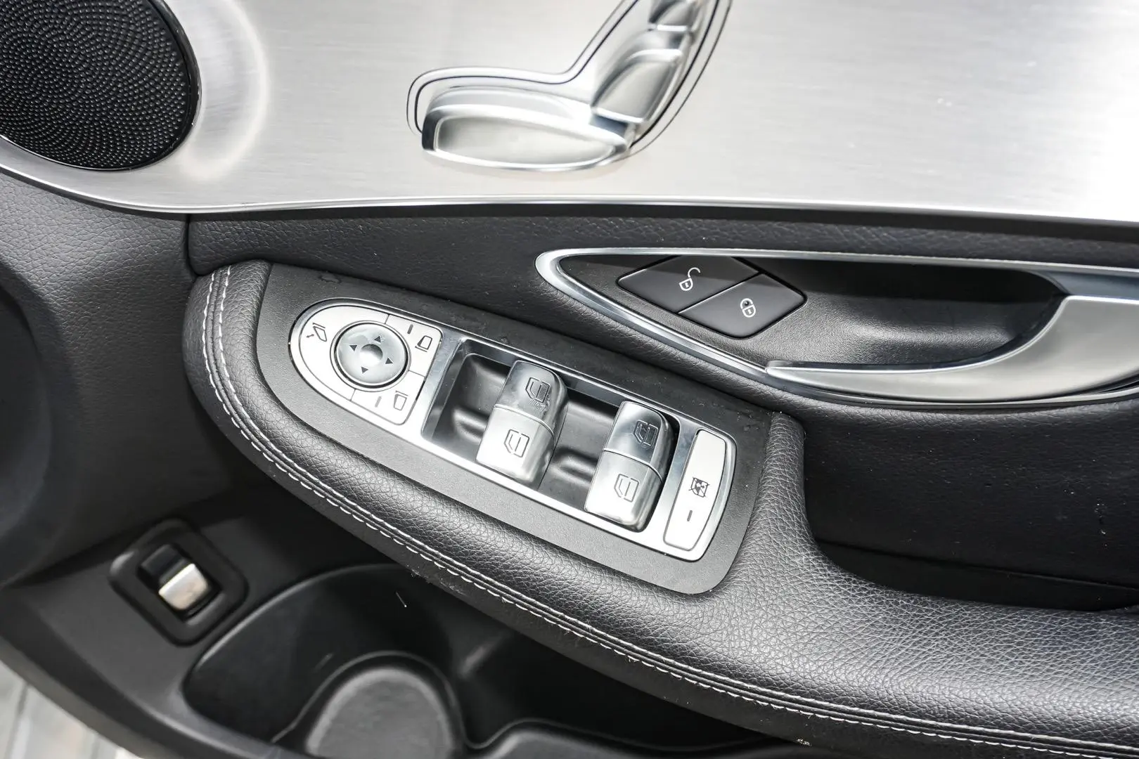 2016 Mercedes-Benz C-Class Gallery Image 15
