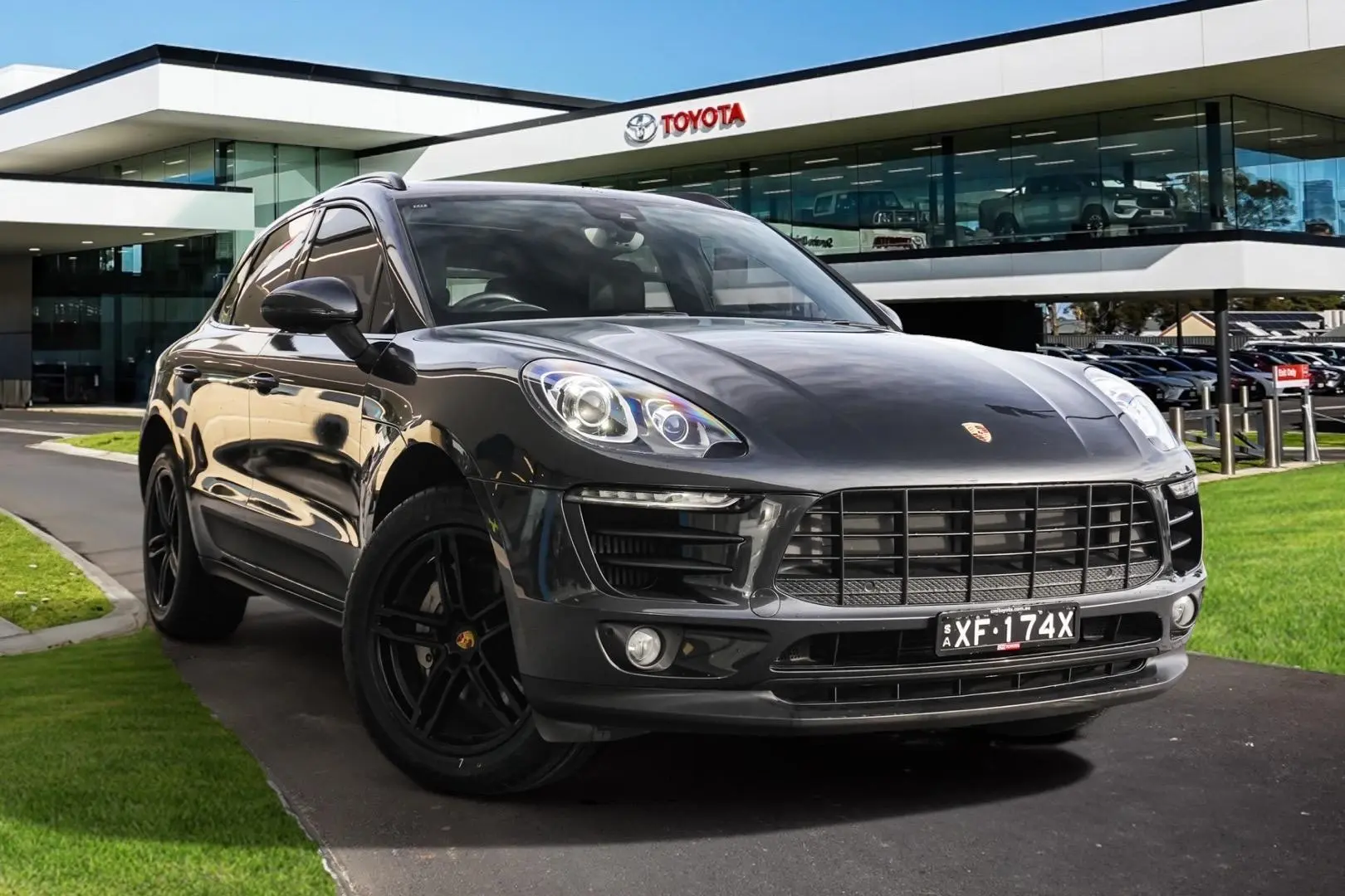 2018 Porsche Macan Gallery Image 1