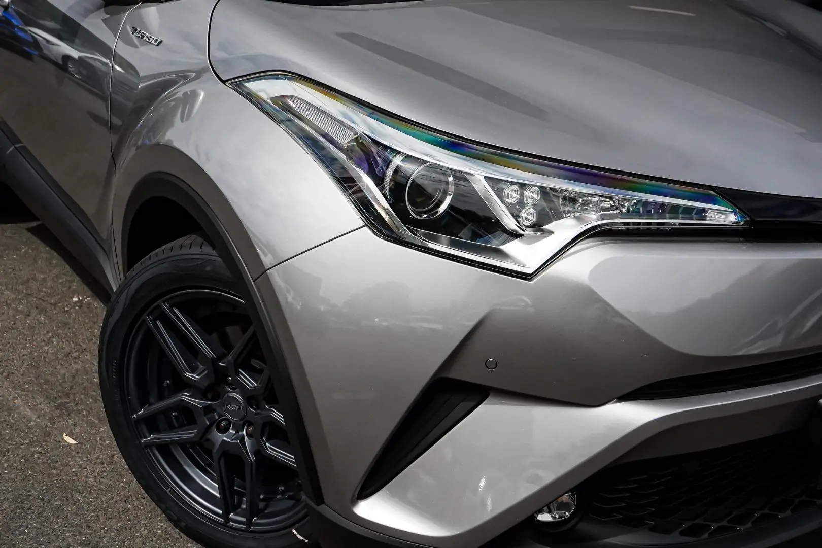 2017 Toyota C-HR Gallery Image 12