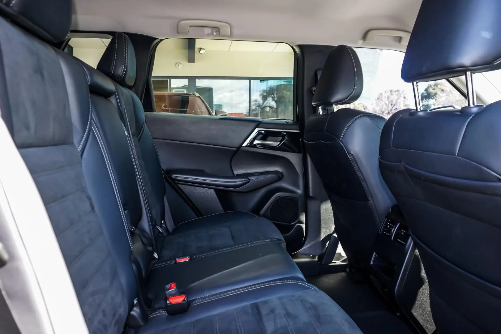2024 Mitsubishi Outlander Gallery Image 7