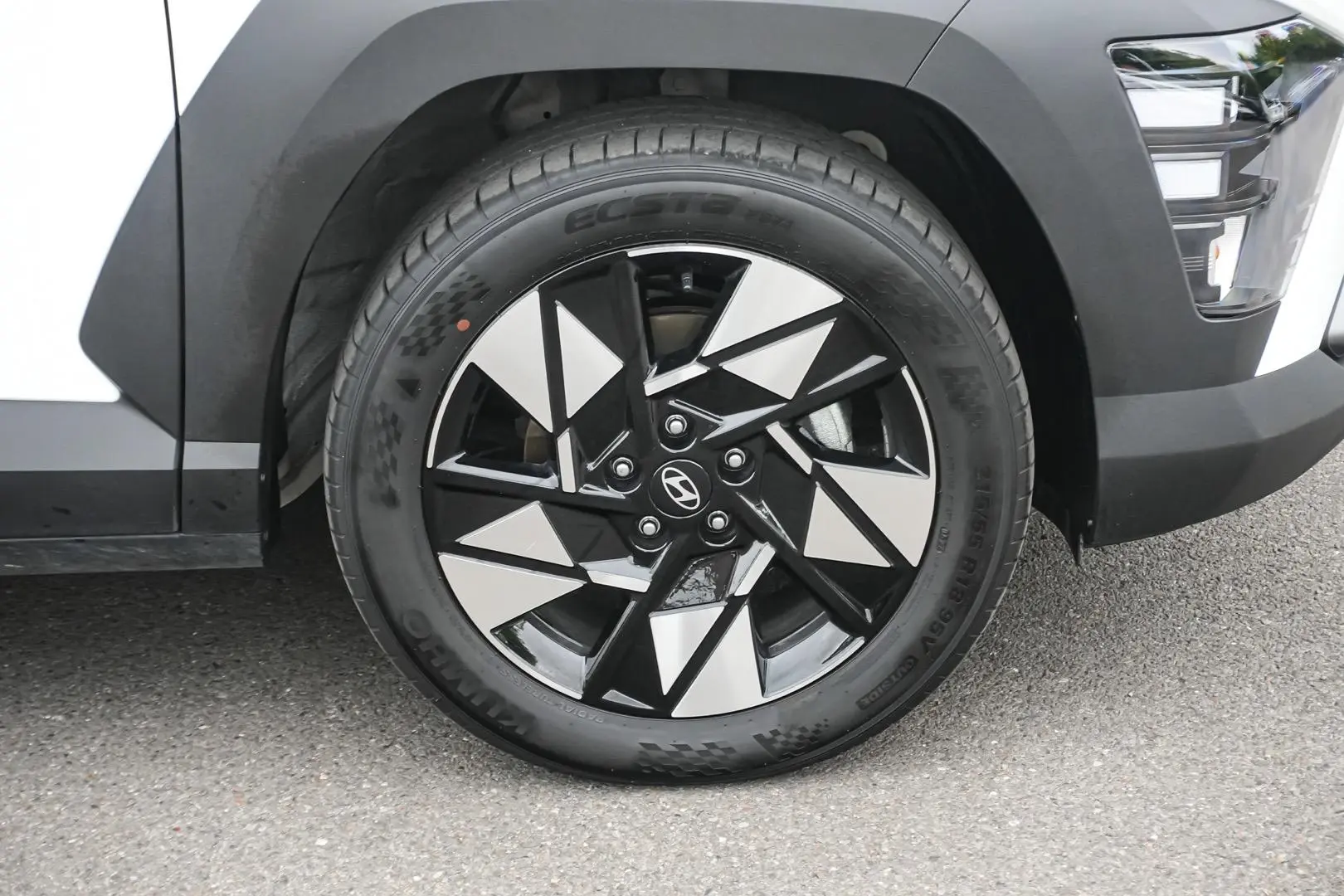 2024 Hyundai Kona Gallery Image 13