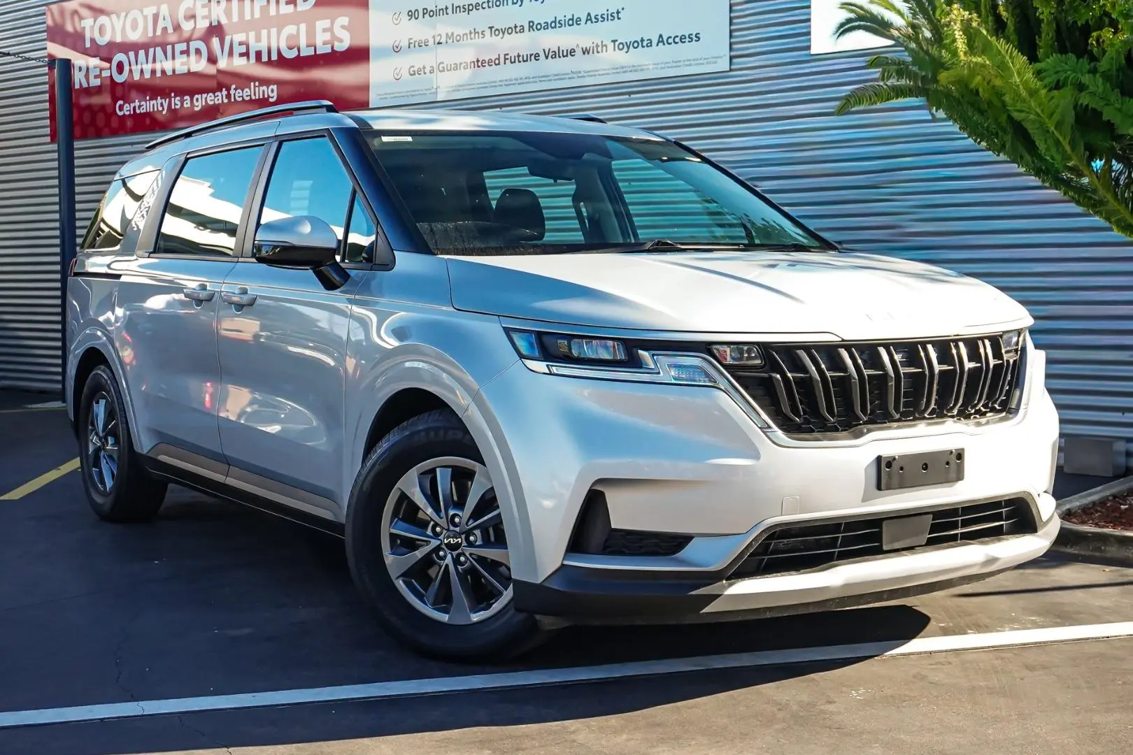 2022 Kia Carnival Gallery Image 2