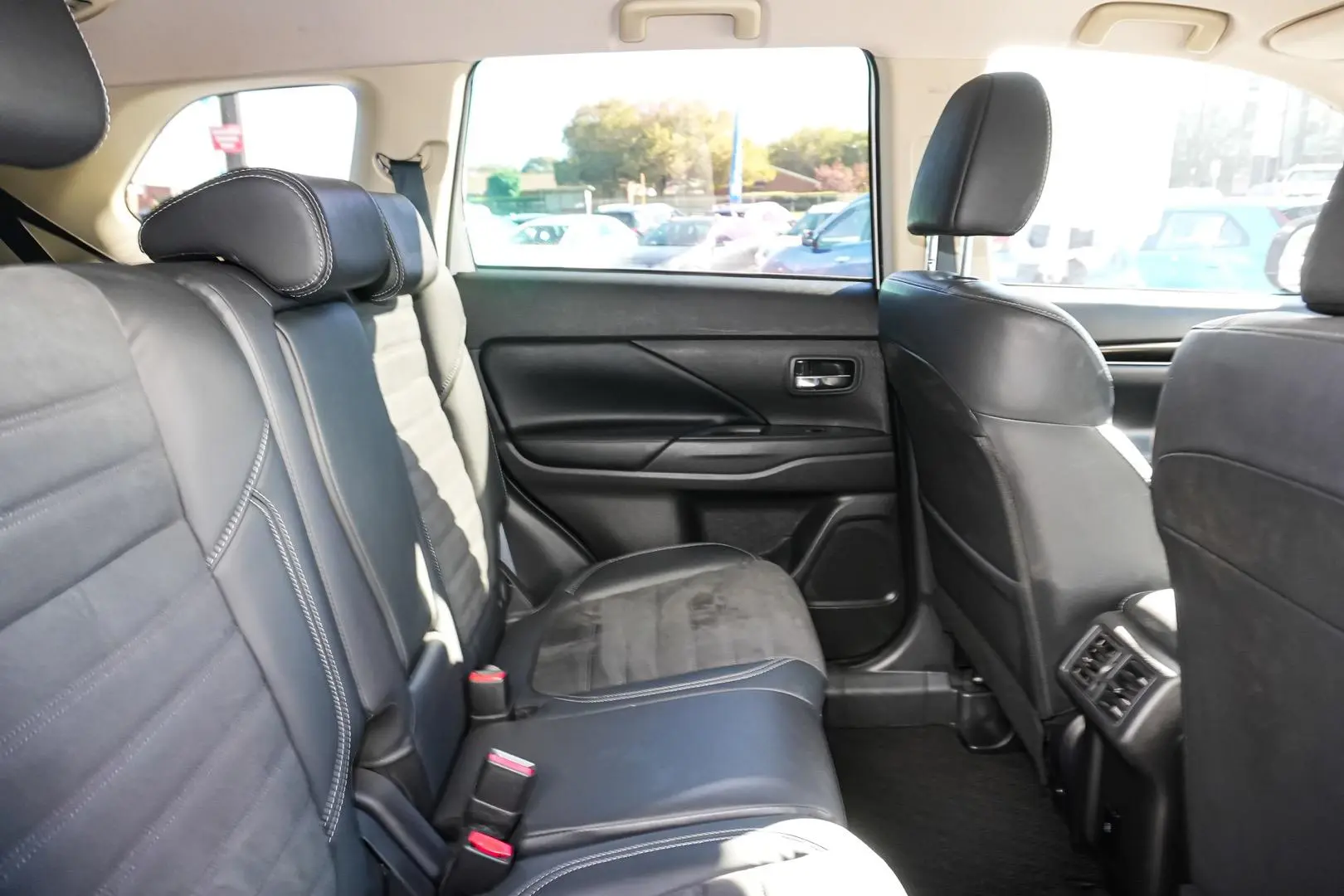 2019 Mitsubishi Outlander Gallery Image 9
