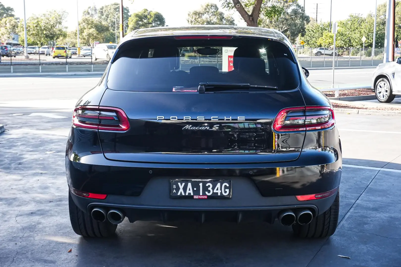 2018 Porsche Macan Gallery Image 6