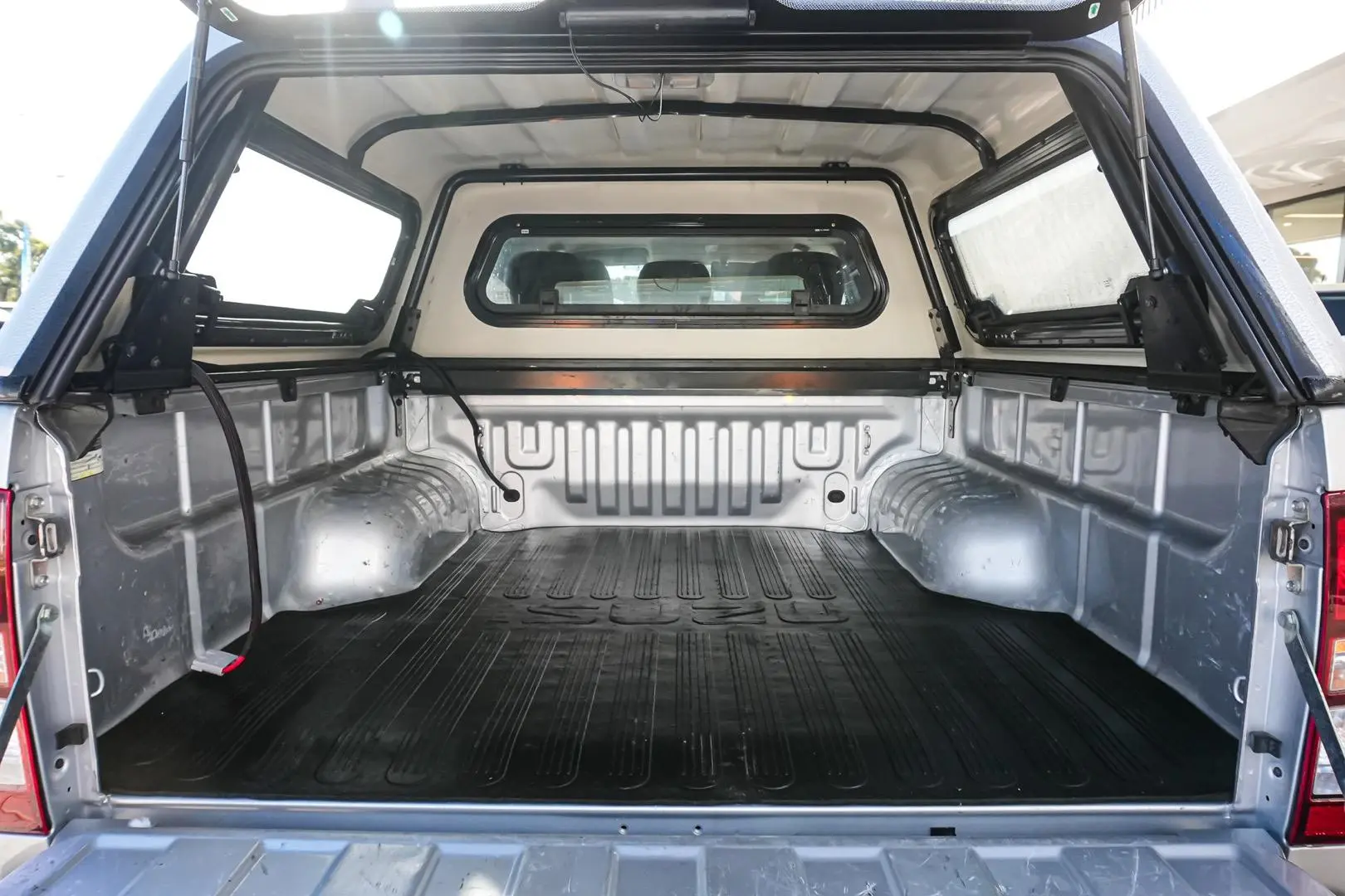 2018 Isuzu D-MAX Gallery Image 11