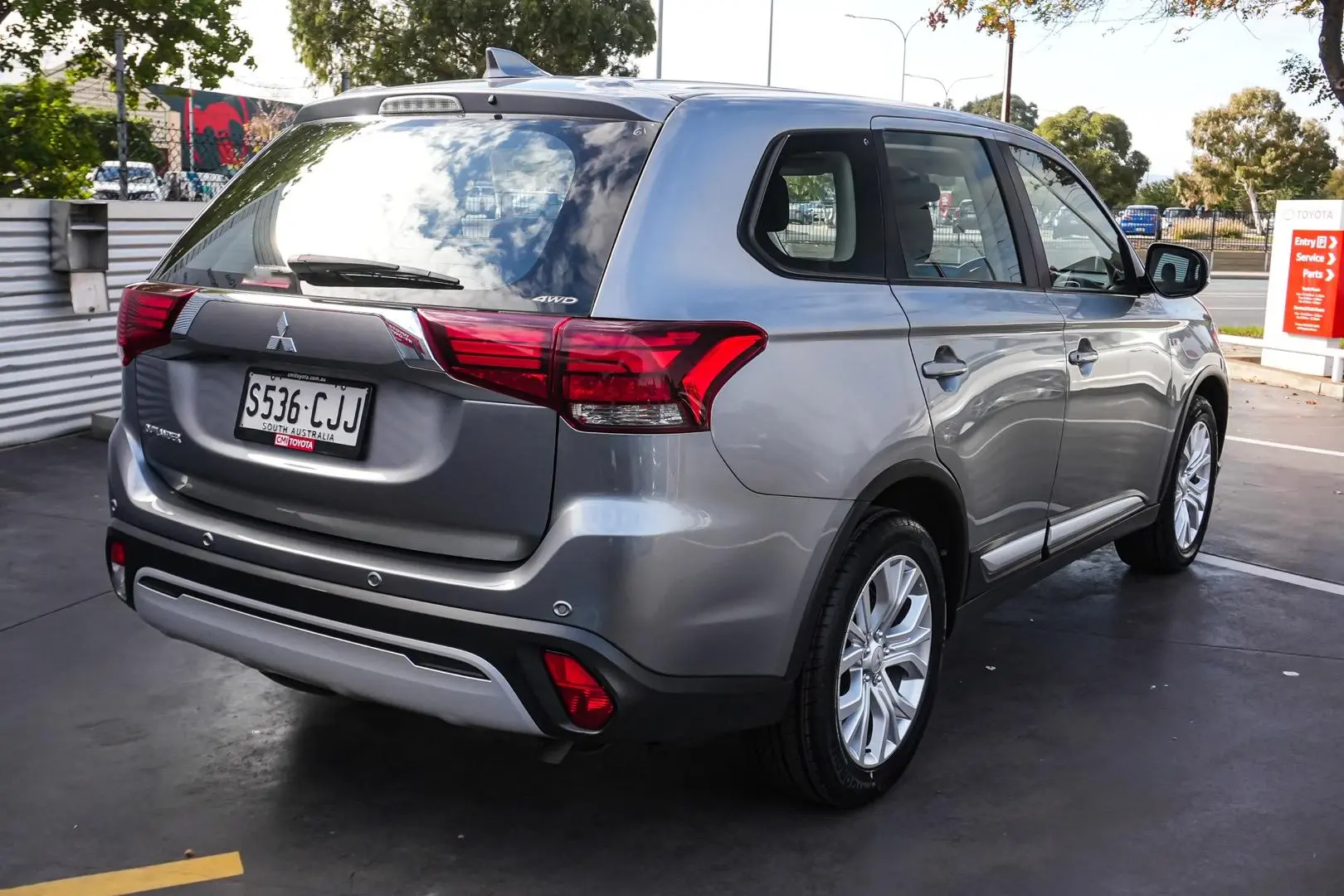 2021 Mitsubishi Outlander Gallery Image 3