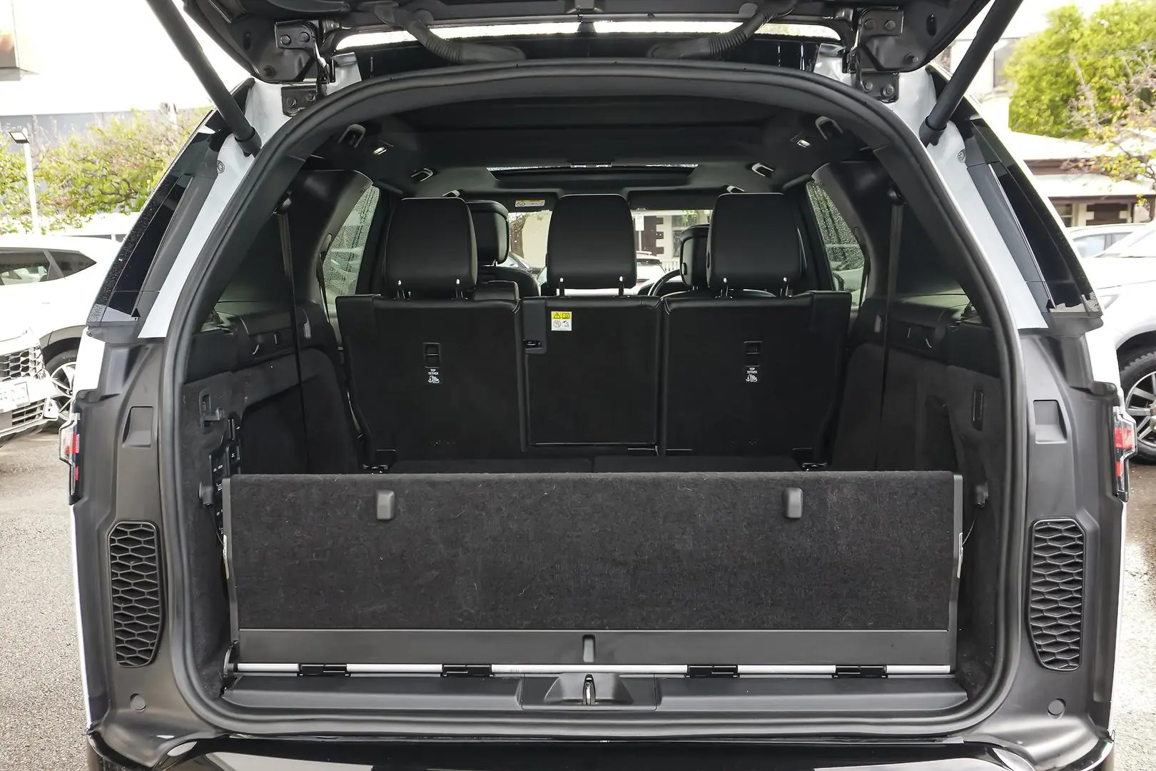 2021 Land Rover Discovery Gallery Image 9