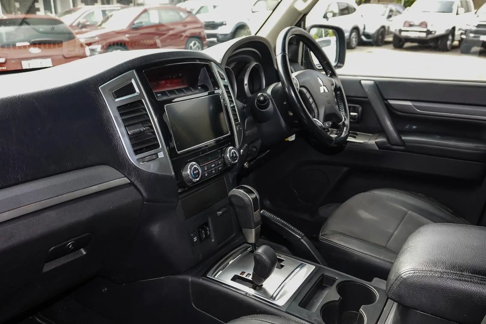 2018 Mitsubishi Pajero Gallery Image 10