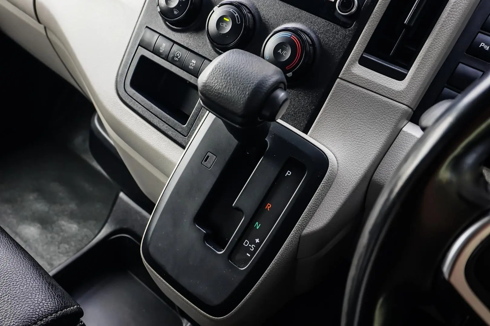 2020 Toyota Hiace Gallery Image 23