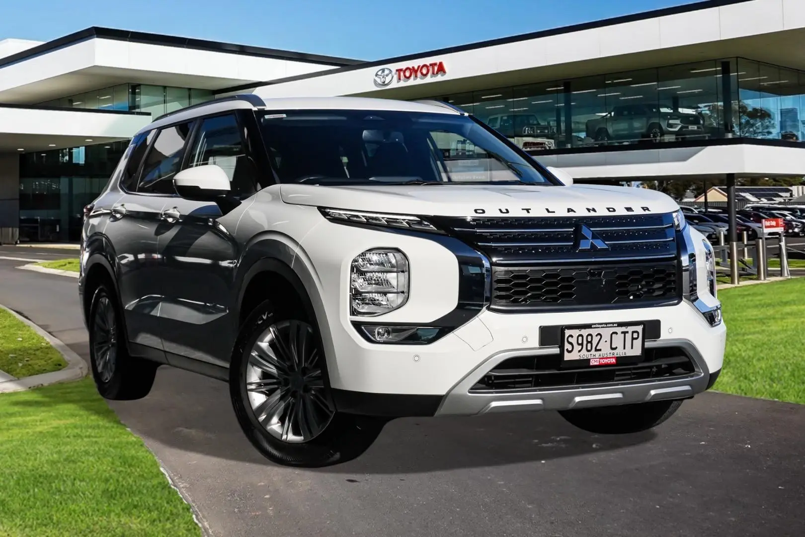 2022 Mitsubishi Outlander Gallery Image 1