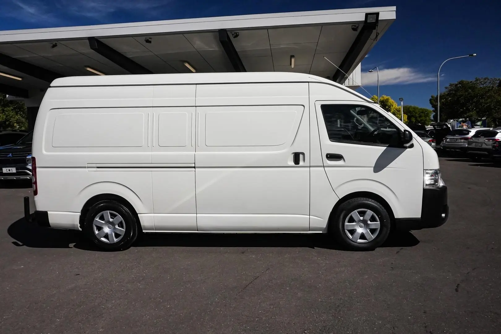 2017 Toyota Hiace Gallery Image 4