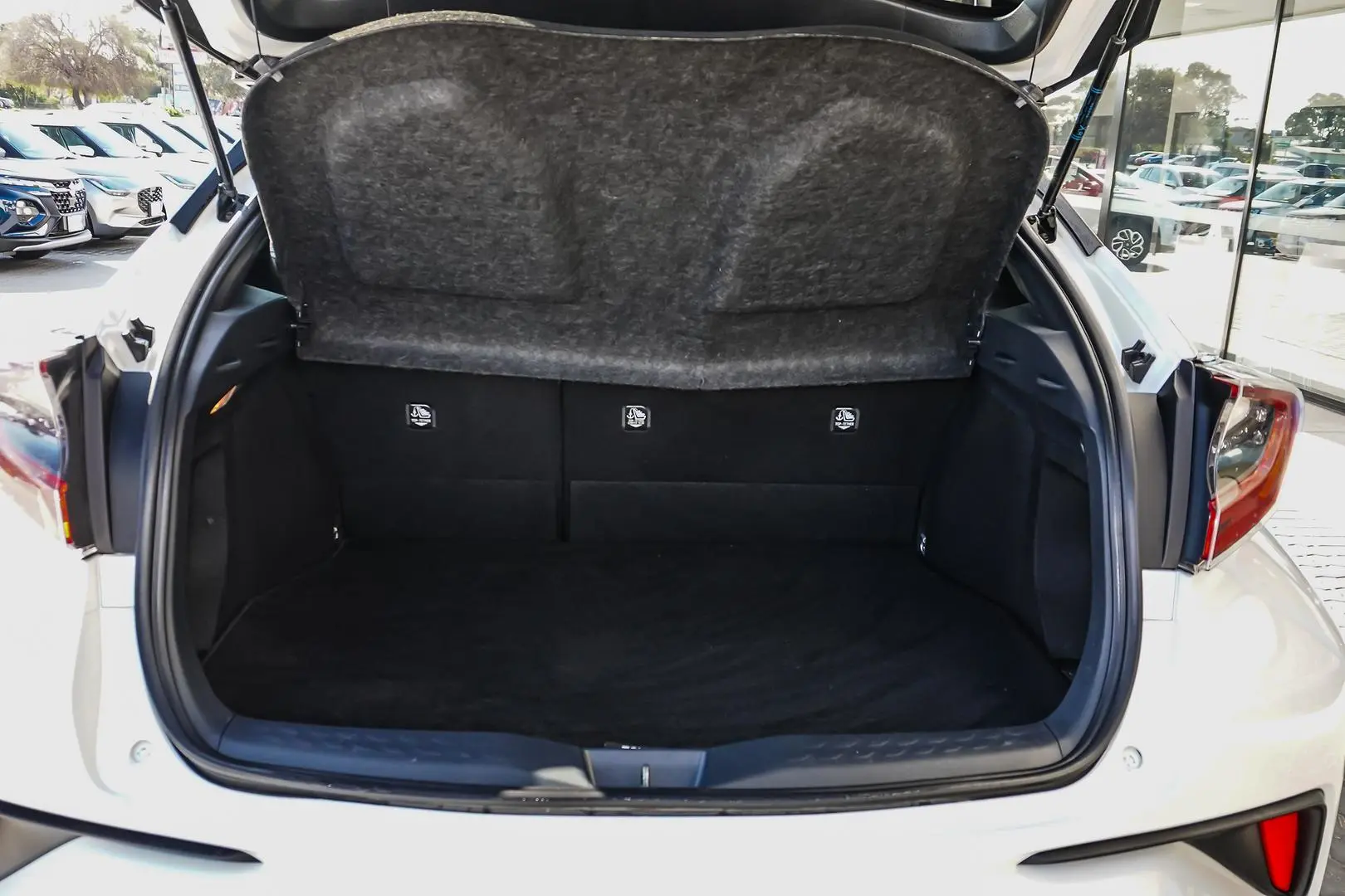 2017 Toyota C-HR Gallery Image 10