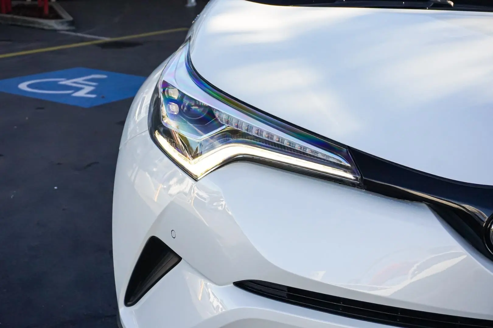 2017 Toyota C-HR Gallery Image 12