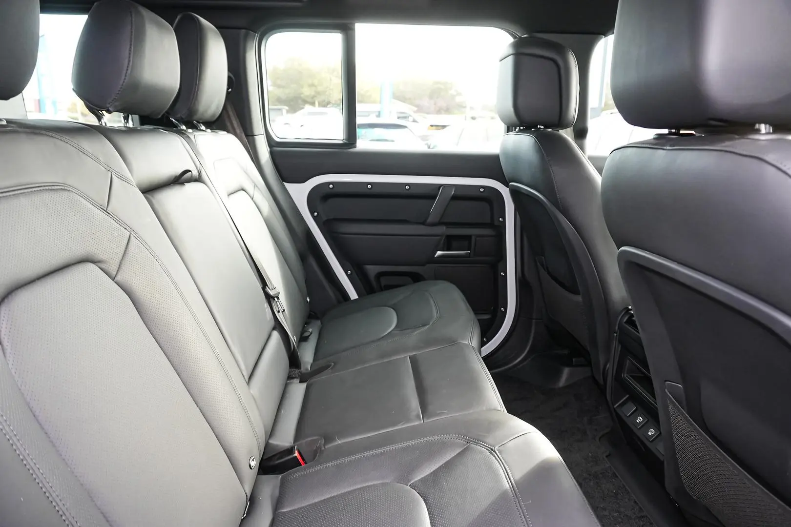 2025 Land Rover Defender Gallery Image 9