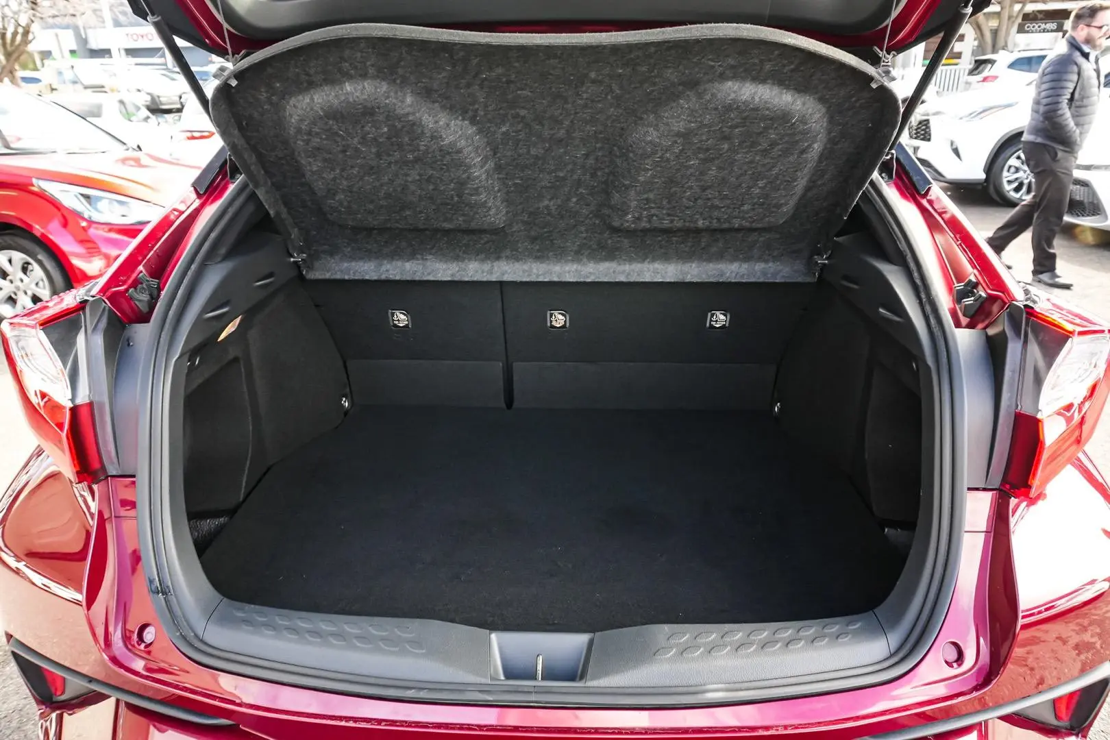 2017 Toyota C-HR Gallery Image 11