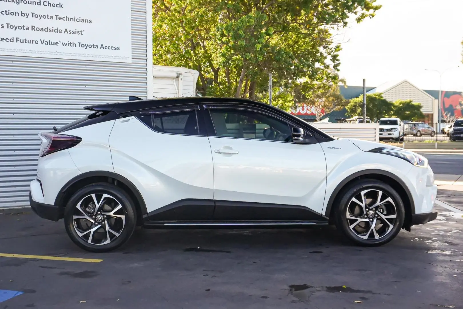 2017 Toyota C-HR Gallery Image 4