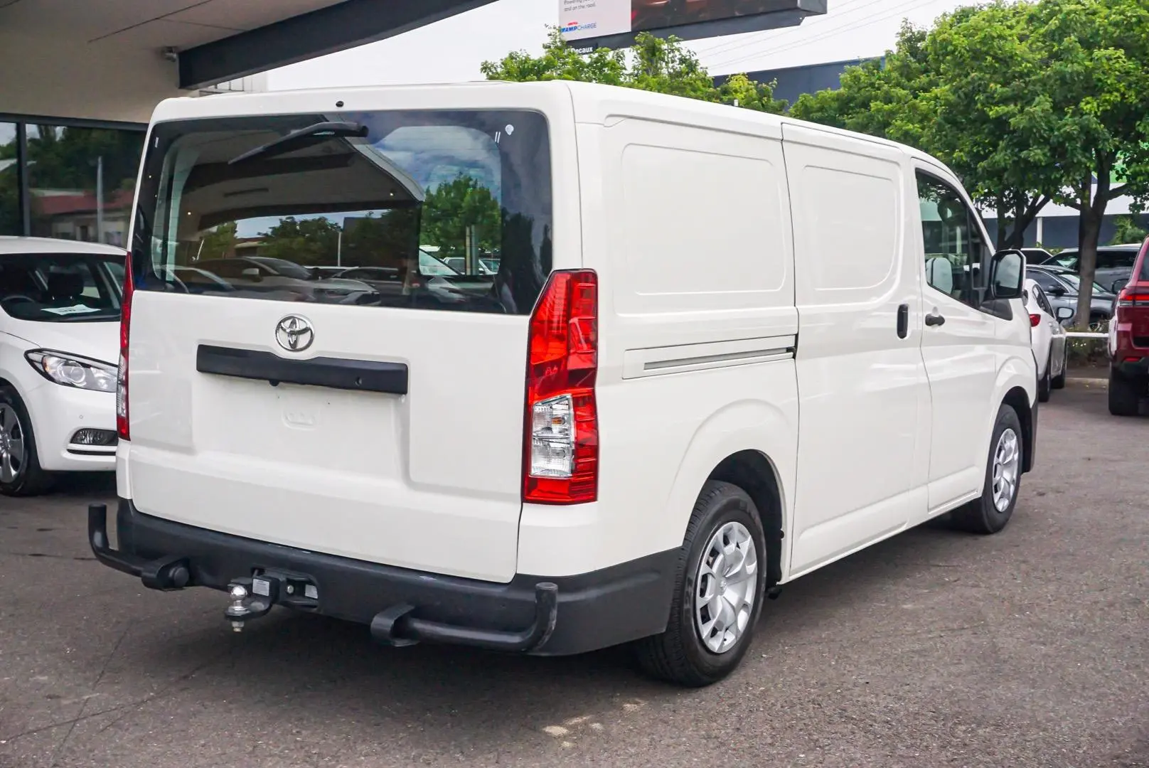 2020 Toyota Hiace Image 3