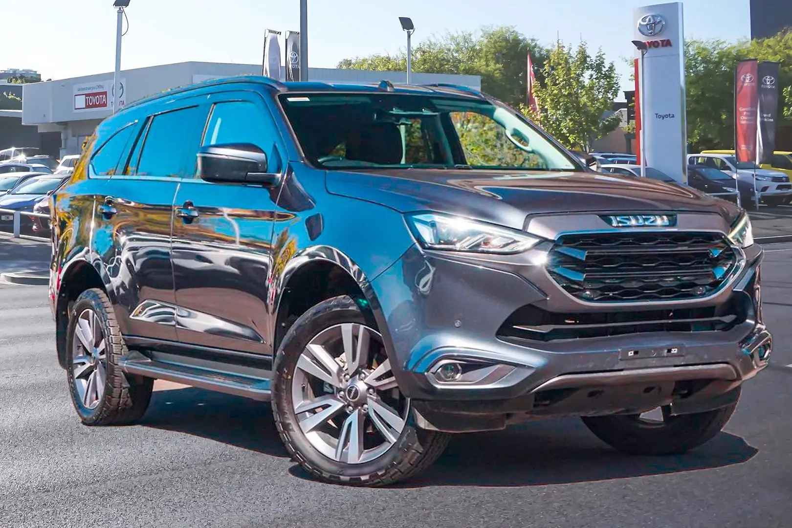 2023 Isuzu MU-X Gallery Image 1