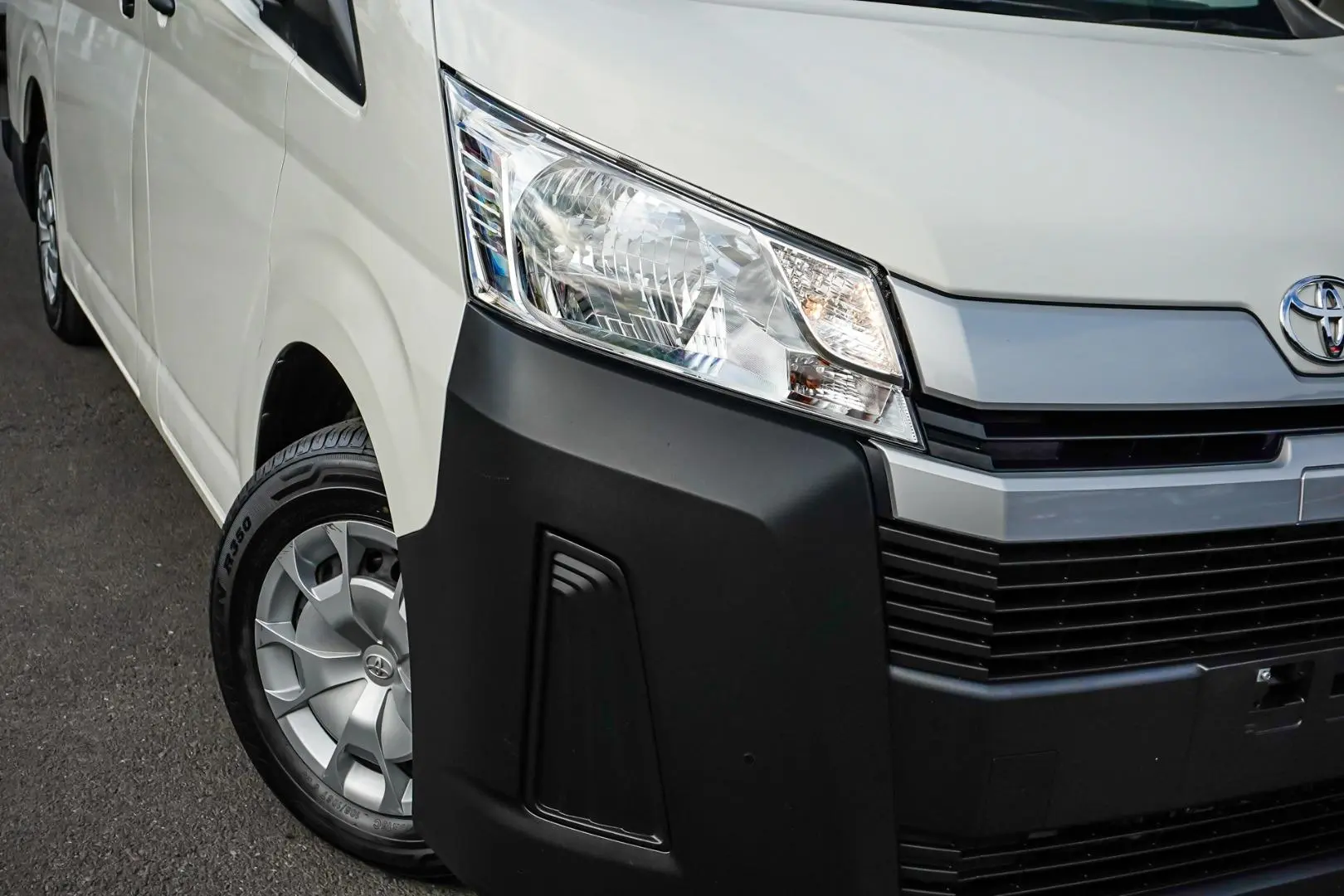 2022 Toyota Hiace Gallery Image 10
