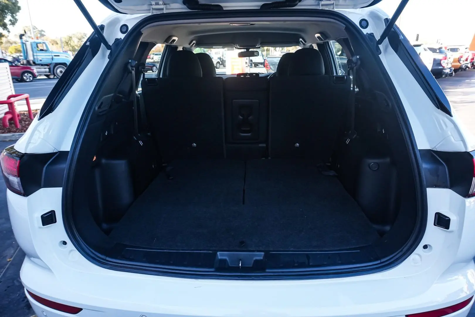 2023 Mitsubishi Outlander Gallery Image 12