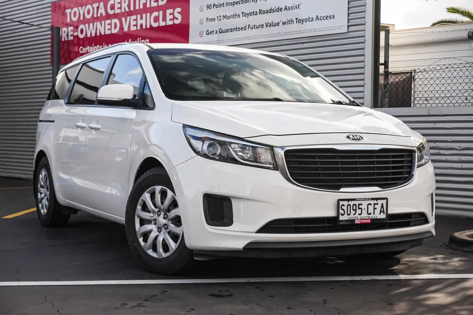 2018 Kia Carnival Gallery Image 2