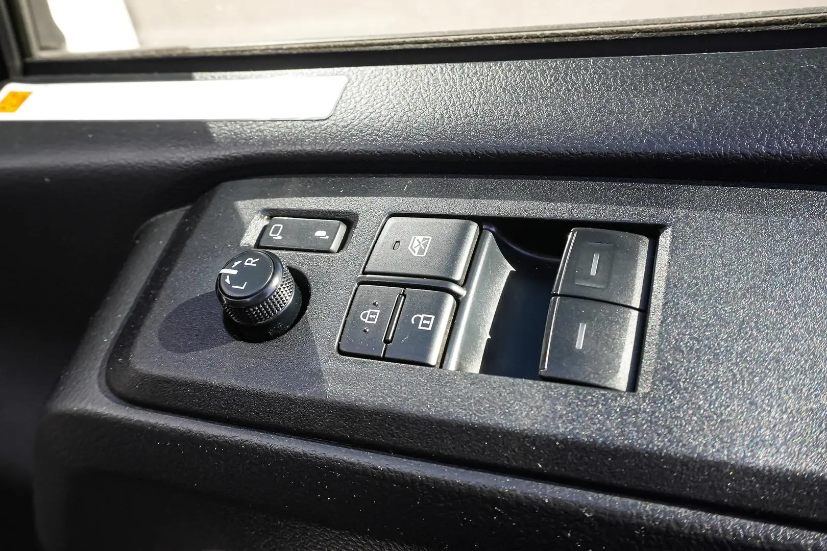 2022 Toyota Hiace Gallery Image 17