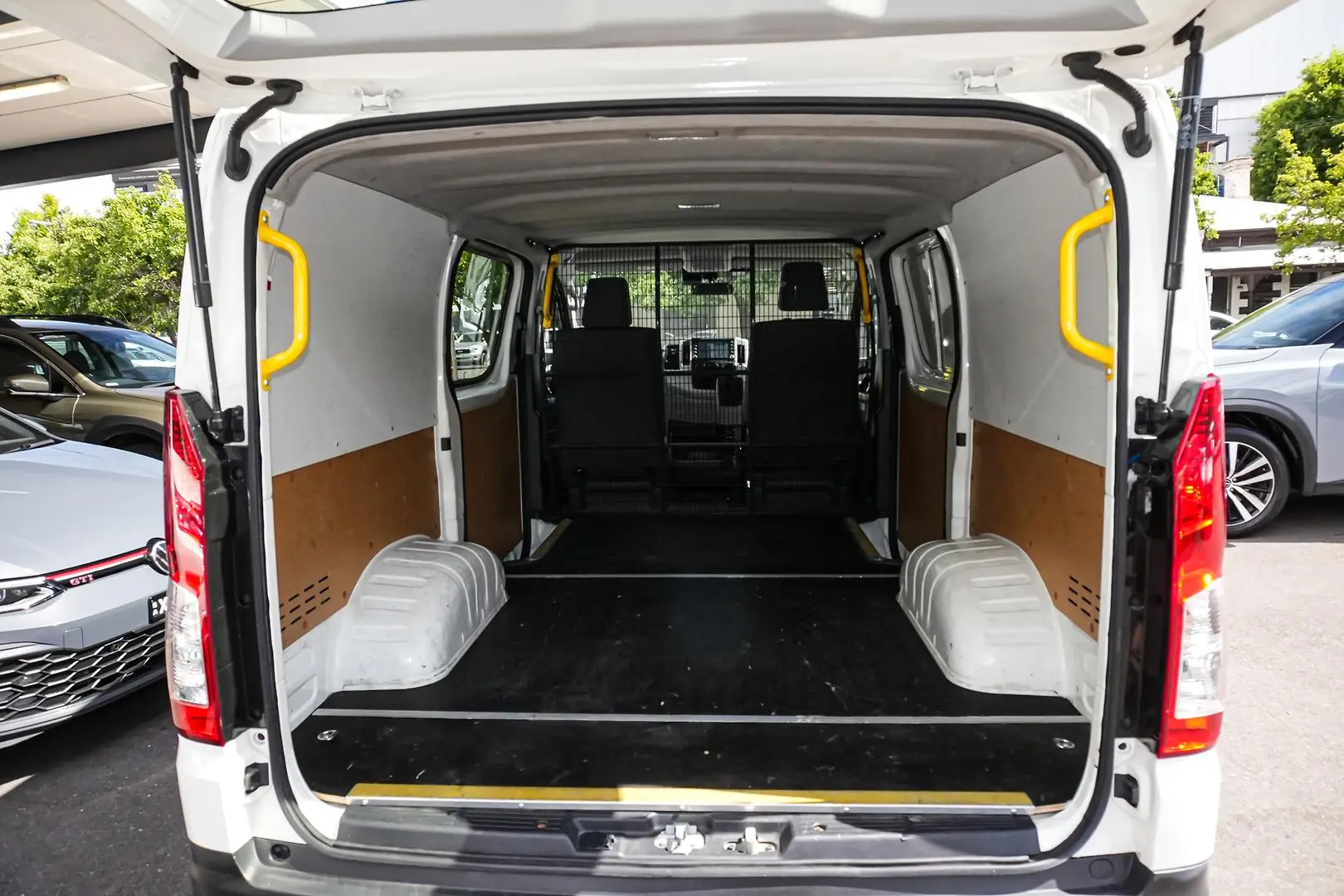 2020 Toyota Hiace Gallery Image 12